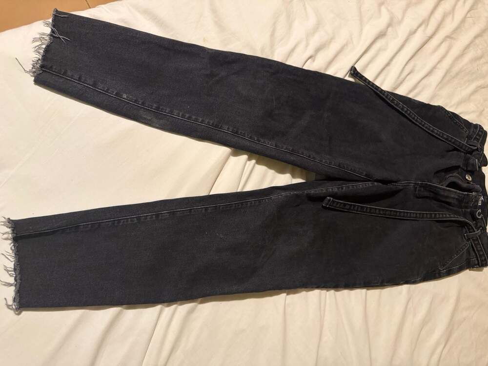 Hollister Black High Rise Belted Straight Leg Jeans with Raw Hem (0026)